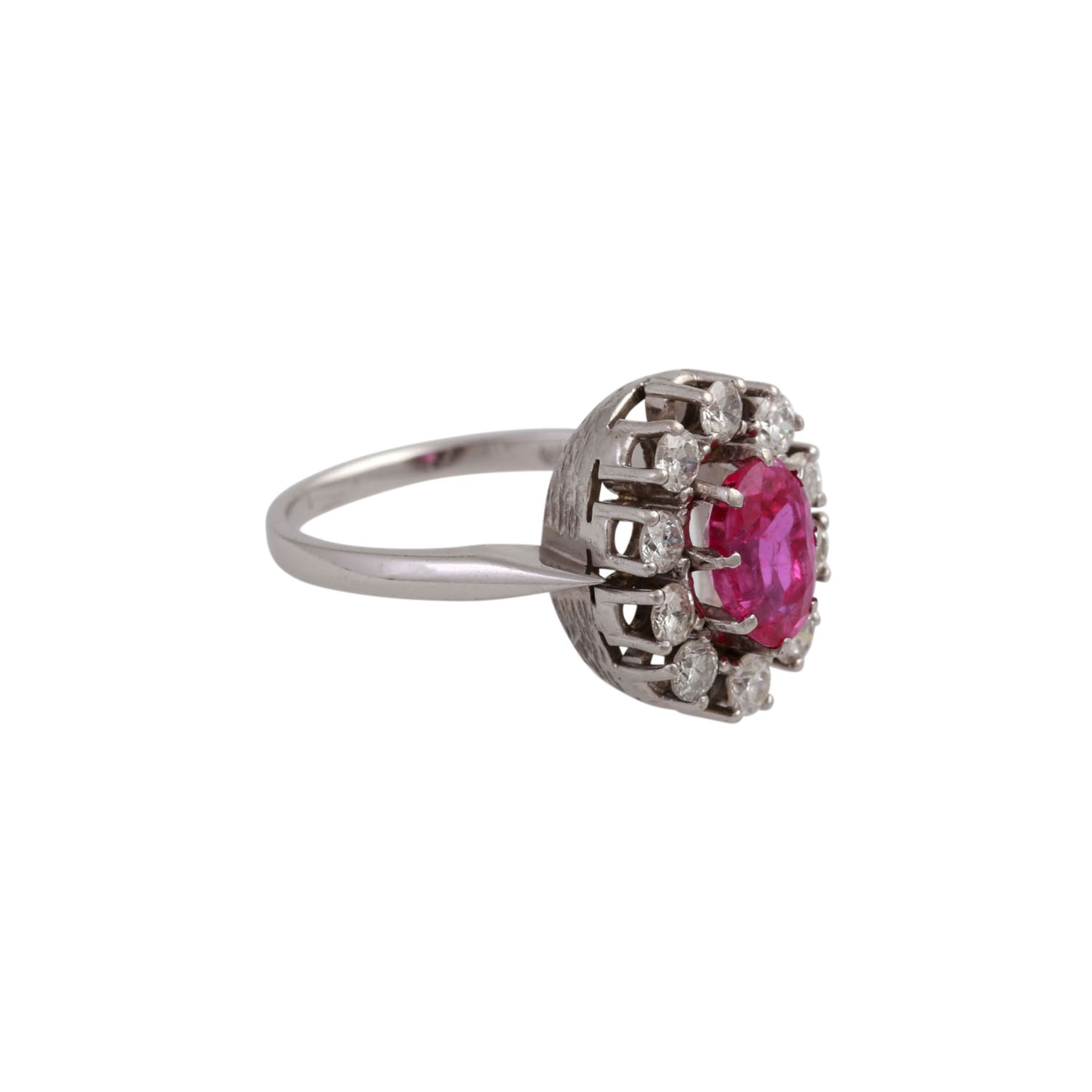 Ring mit einem oval fac. Saphir, pink, entouriert von 10 Brillanten,zus. ca. 0,5 ct, niederer-mittl. - Bild 2 aus 5