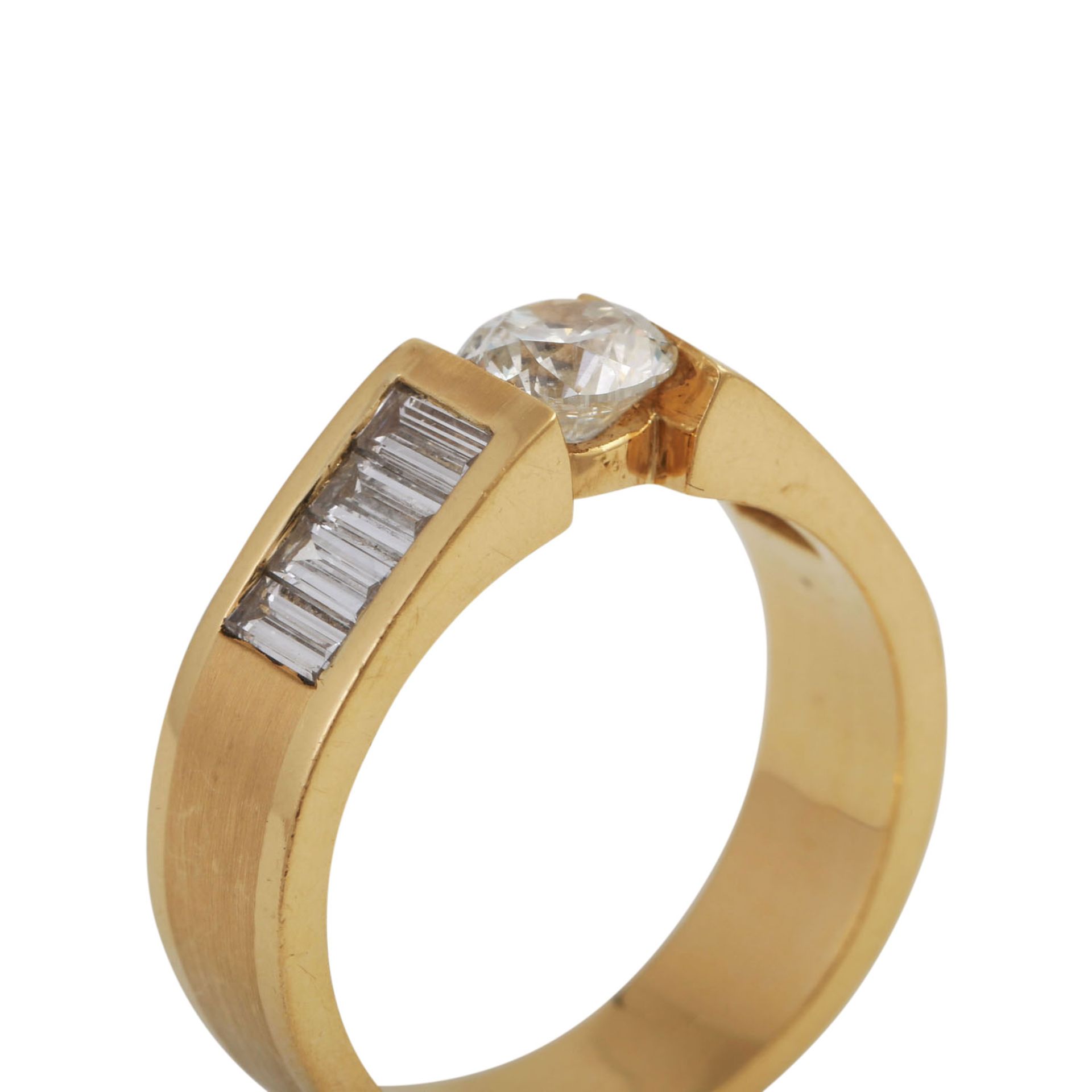 Ring mit Brillant, ca. 1 ct, LGW-GW (J-K)/P1flankiert von je 4 Diamanten im Baguetteschliff, zus. - Bild 5 aus 5
