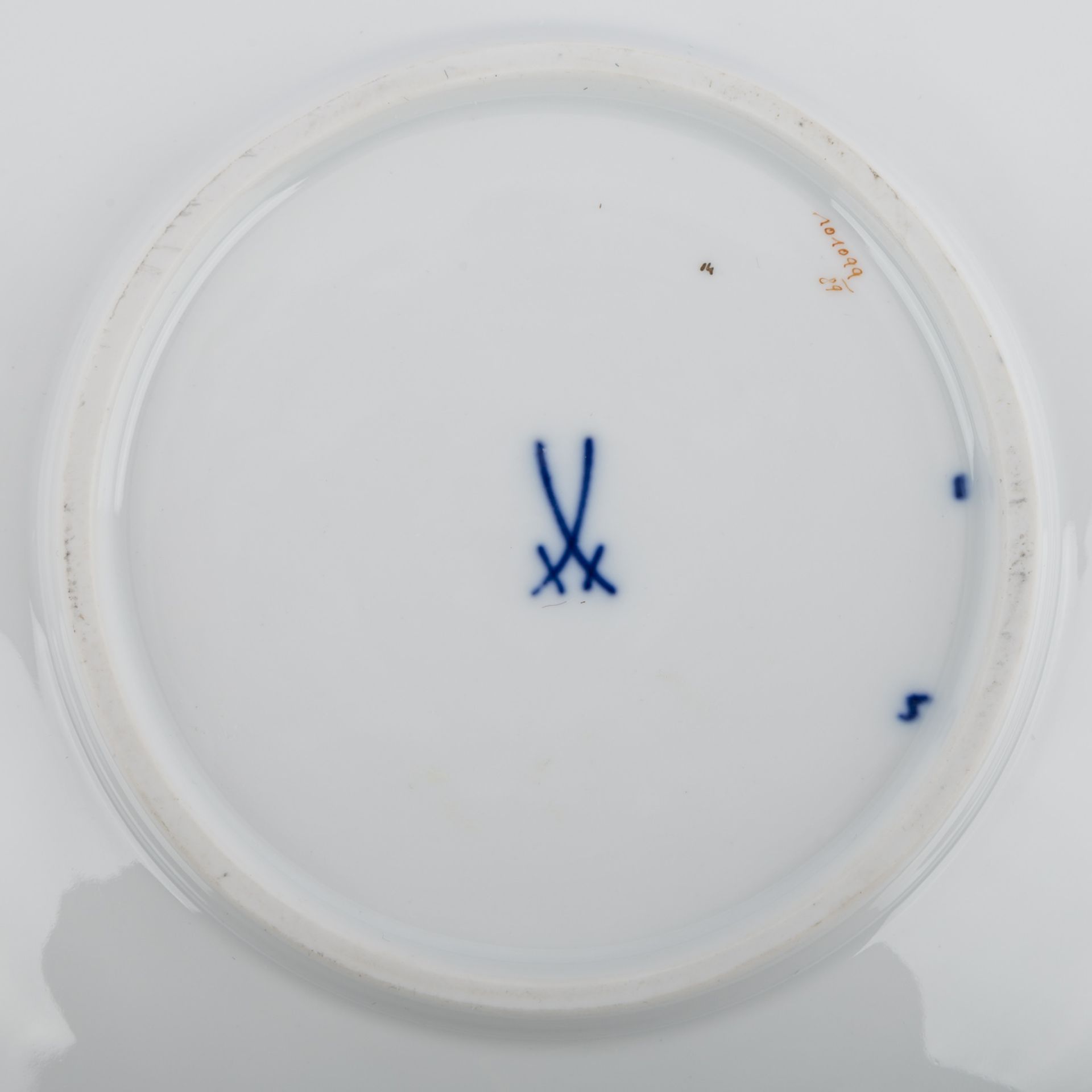 MEISSEN Prunkschale, 20. Jh..Weißporzellan mit kobaltblauer Fahne, im Spiegel feine Blumenmalerei, - Bild 3 aus 3