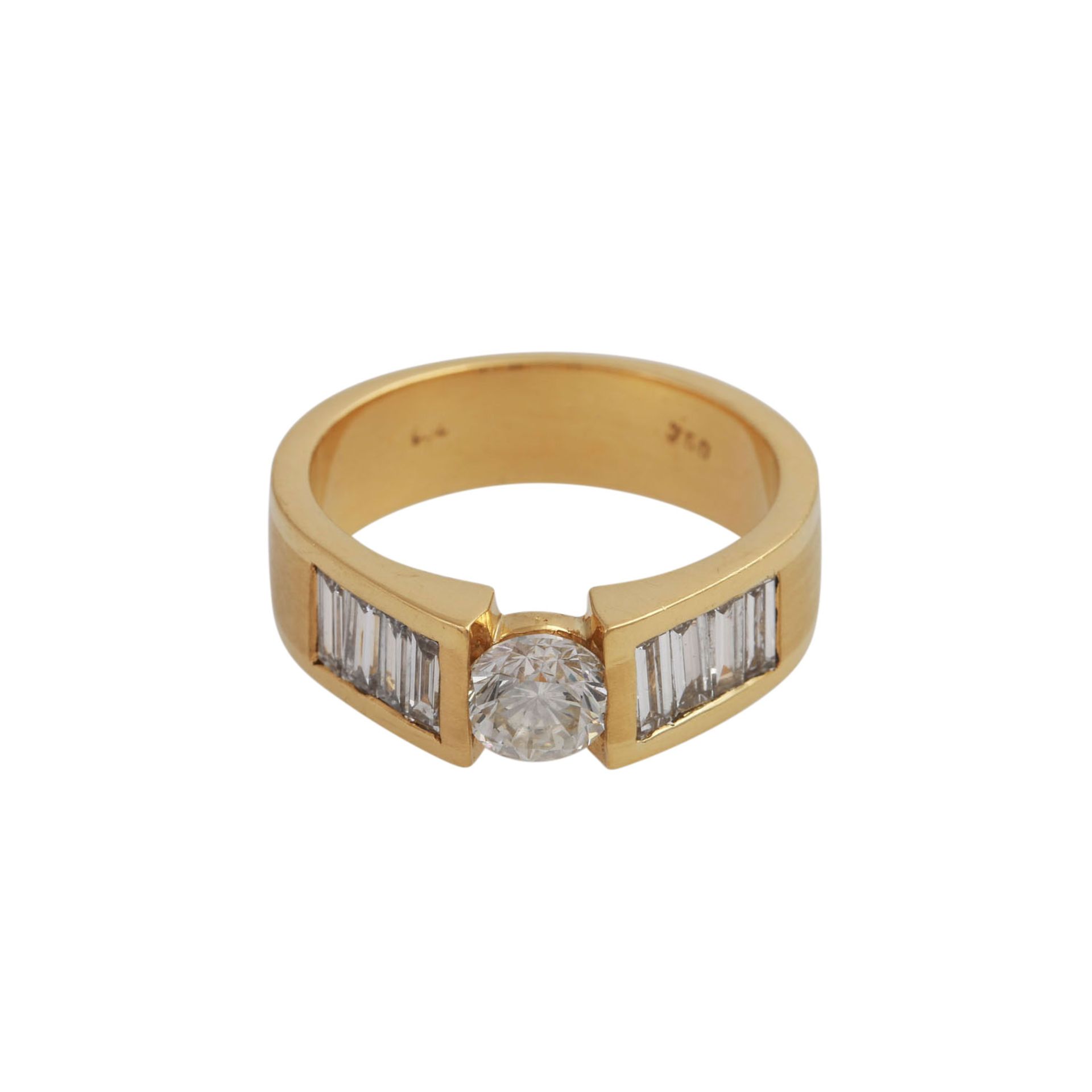 Ring mit Brillant, ca. 1 ct, LGW-GW (J-K)/P1flankiert von je 4 Diamanten im Baguetteschliff, zus.