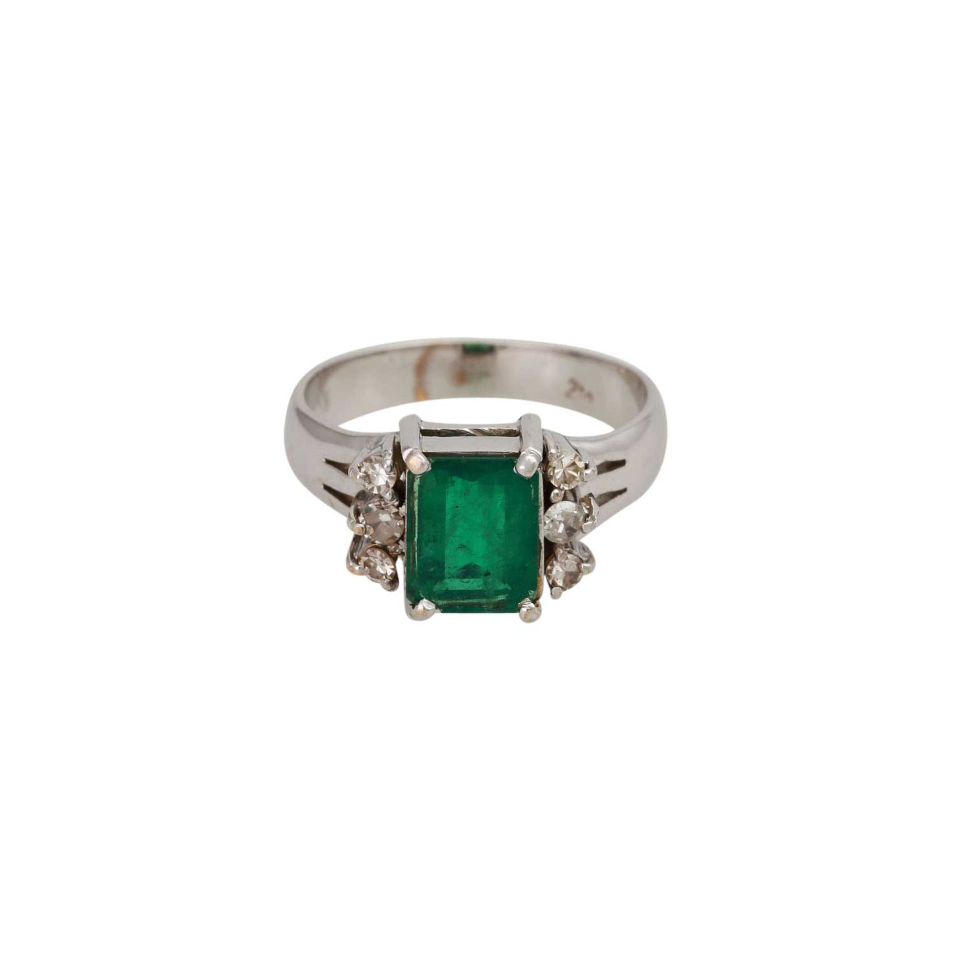 Ring mit Smaragd und Diamantenin WG 18K. RW: ca. 57, Smaragd ca. 9x6,5 mm. 20./21. Jh.