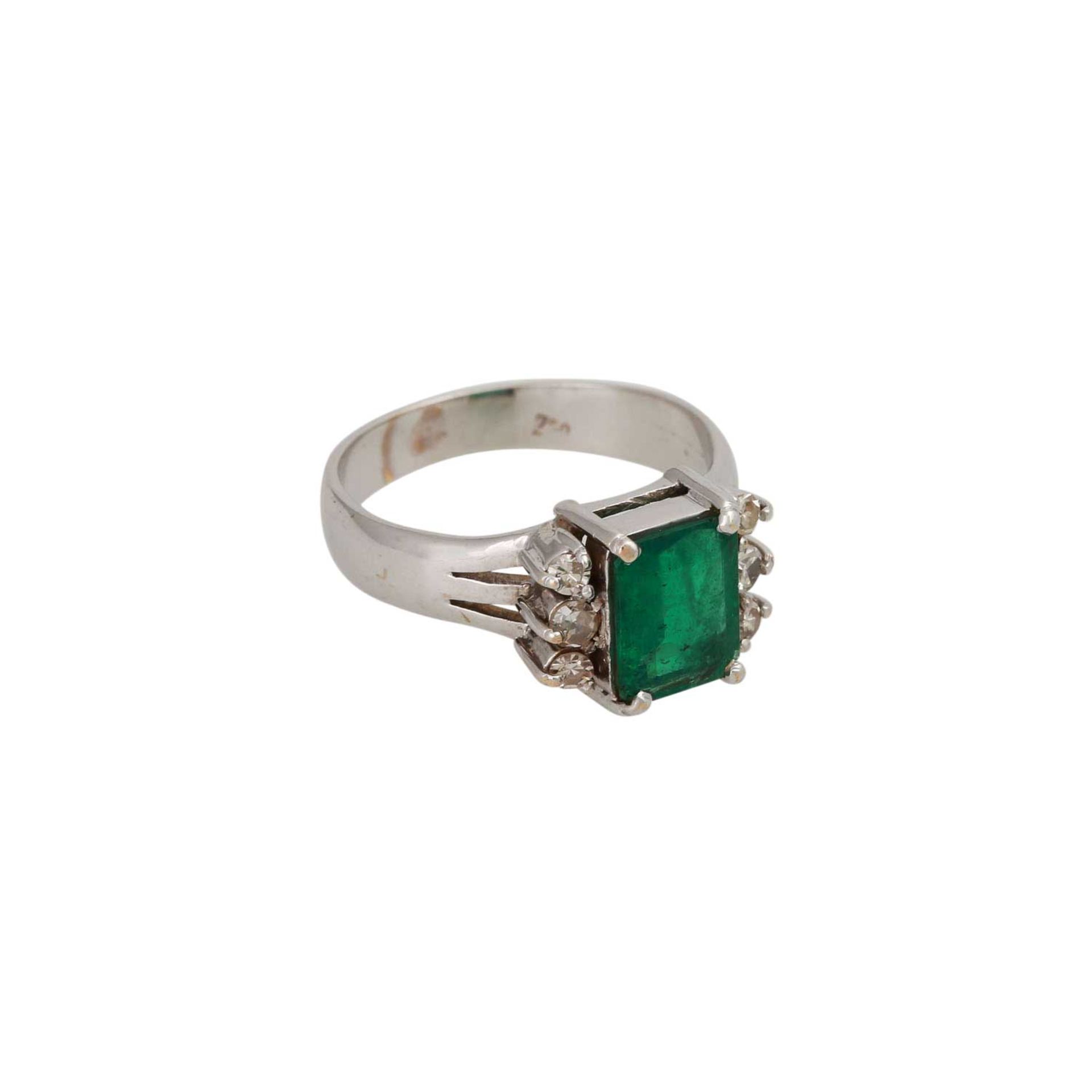 Ring mit Smaragd und Diamantenin WG 18K. RW: ca. 57, Smaragd ca. 9x6,5 mm. 20./21. Jh. - Bild 2 aus 4