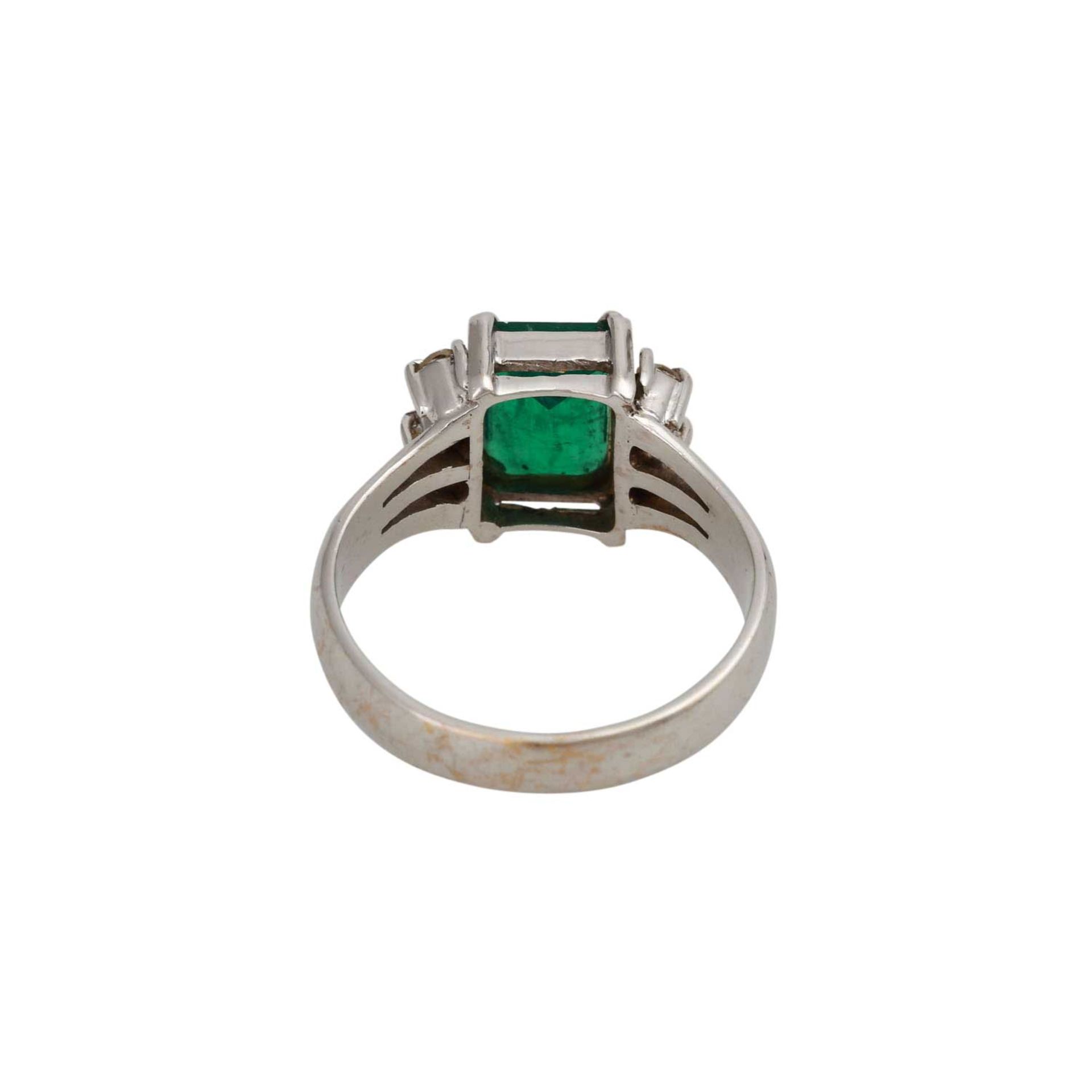 Ring mit Smaragd und Diamantenin WG 18K. RW: ca. 57, Smaragd ca. 9x6,5 mm. 20./21. Jh. - Bild 4 aus 4