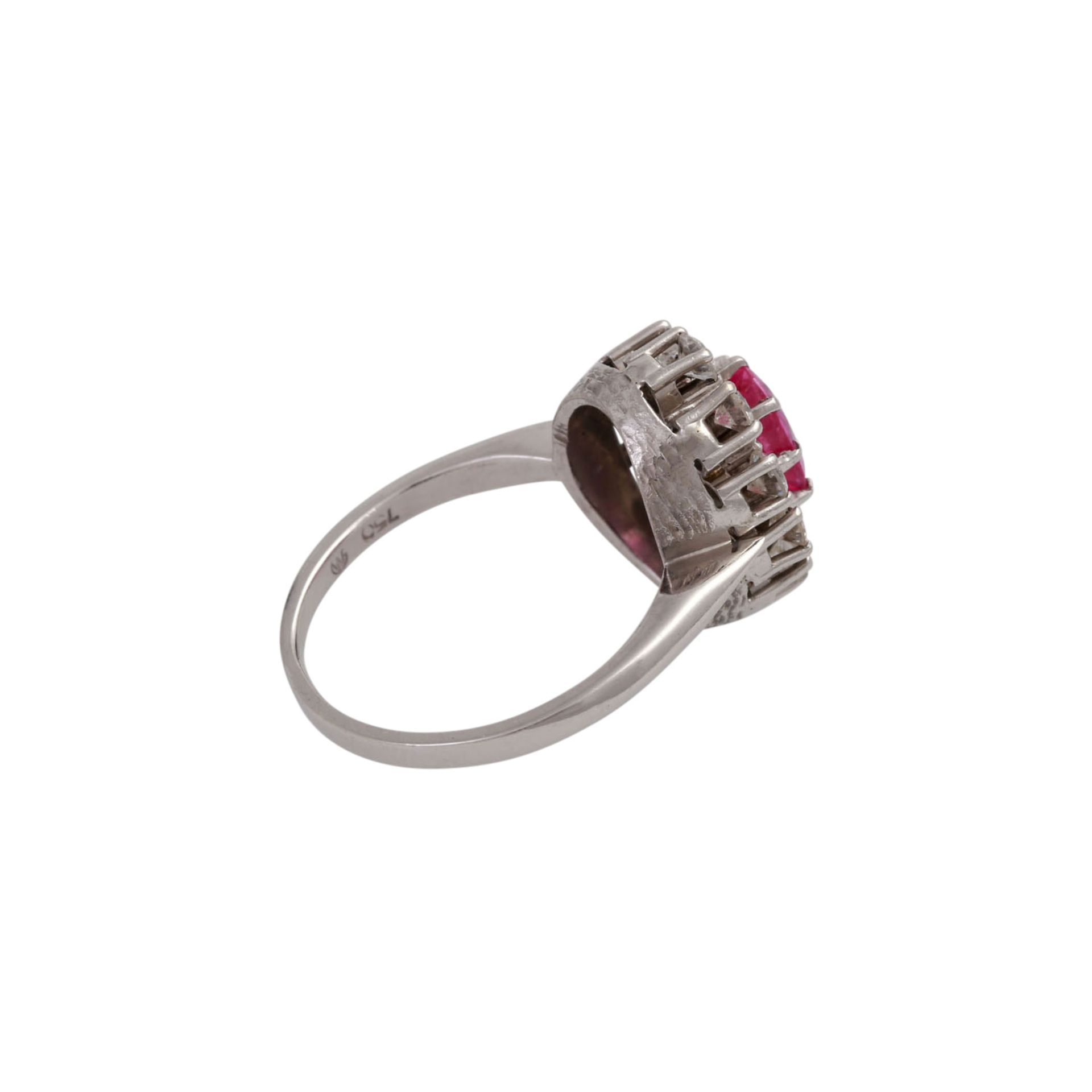 Ring mit einem oval fac. Saphir, pink, entouriert von 10 Brillanten,zus. ca. 0,5 ct, niederer-mittl. - Bild 3 aus 5