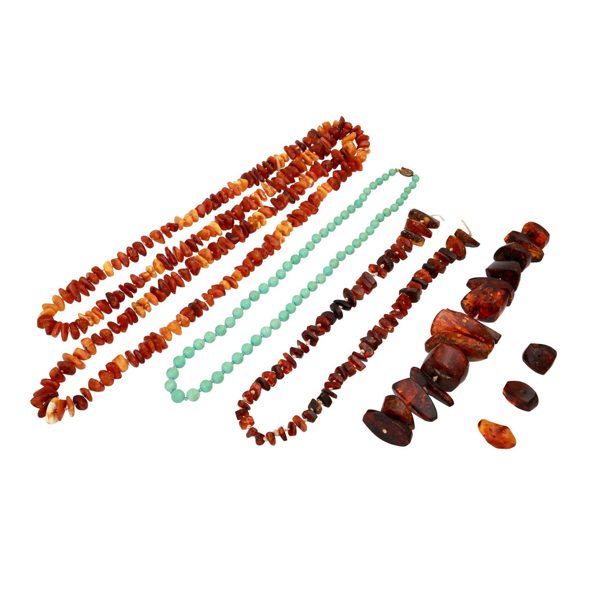 Konvolut Steinketten 3-teilig,1 davon gerissen.Bundle 3 pc. necklaces, 1 broken.Gewicht 289,8g- - -