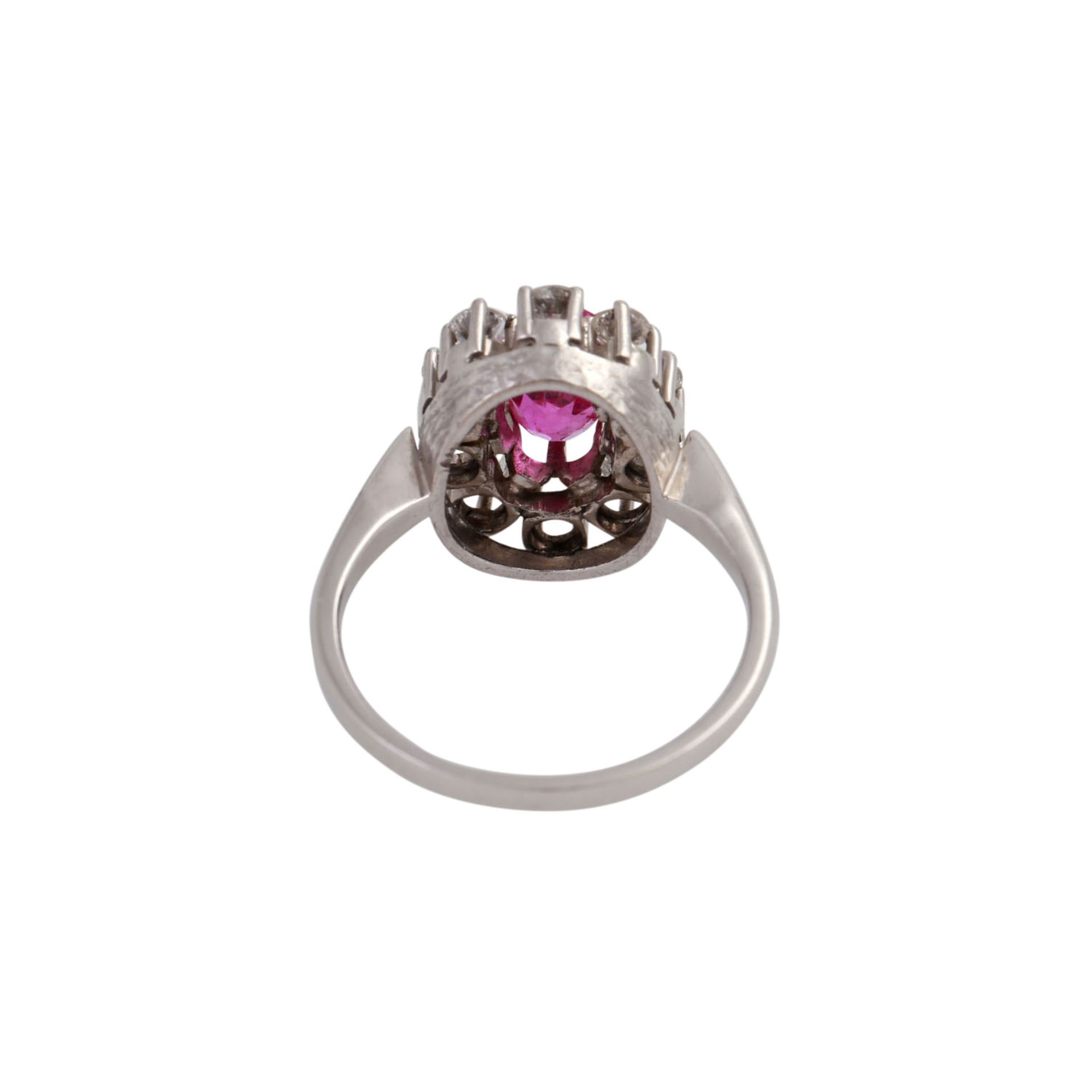 Ring mit einem oval fac. Saphir, pink, entouriert von 10 Brillanten,zus. ca. 0,5 ct, niederer-mittl. - Bild 4 aus 5