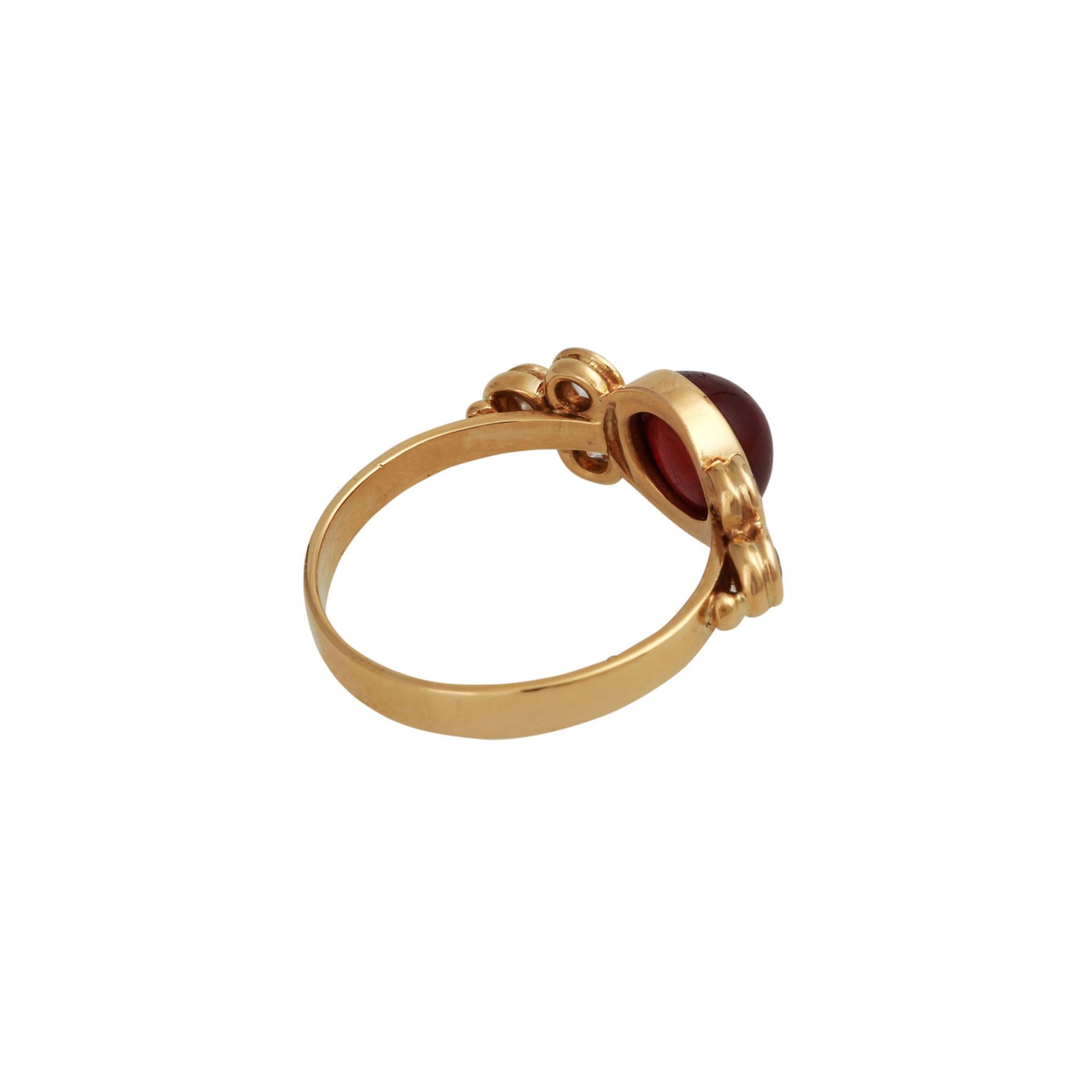 Ring mit Rubincabochonca. 7,4 mm, sowie 5 Brill. u. 1 Altschliffdiam. zus. ca. 0,4 ct WEIß-LGW (H- - Bild 3 aus 4