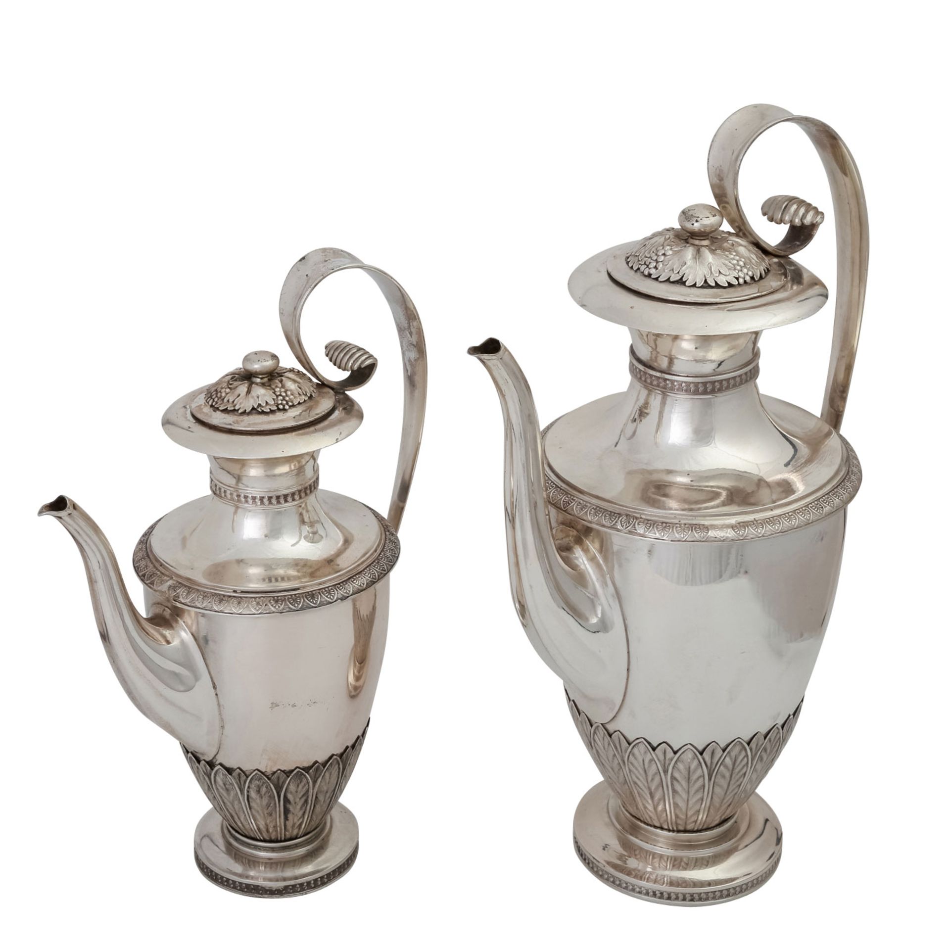 STUTTGART Kaffeekanne und Mokkakanne, Silber, um 1800.Ovoider Korpus auf rundem, profiliertem Stand,