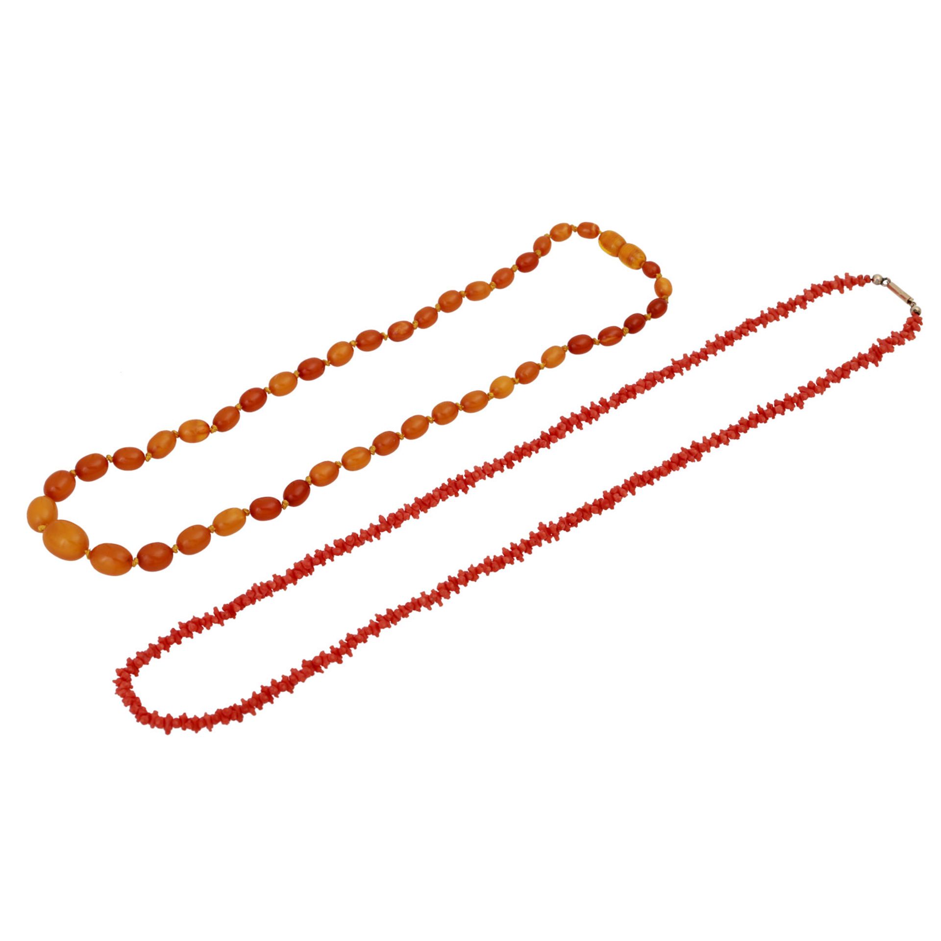 Konvolut aus 2 Halsketten,1x Bernsteinoliven im Größenverlauf 6-15 mm, L: ca. 50cm mit