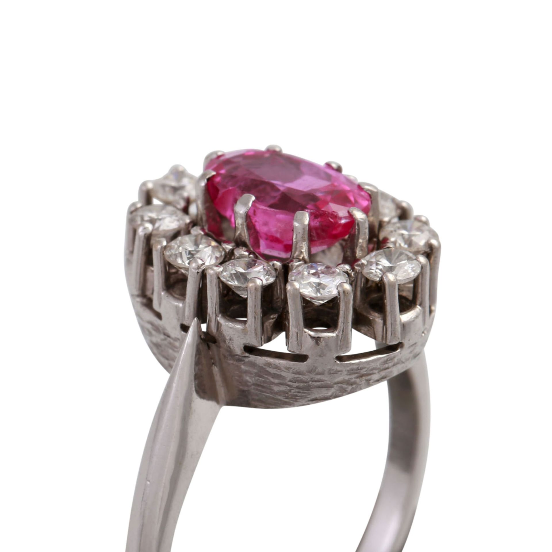 Ring mit einem oval fac. Saphir, pink, entouriert von 10 Brillanten,zus. ca. 0,5 ct, niederer-mittl. - Bild 5 aus 5