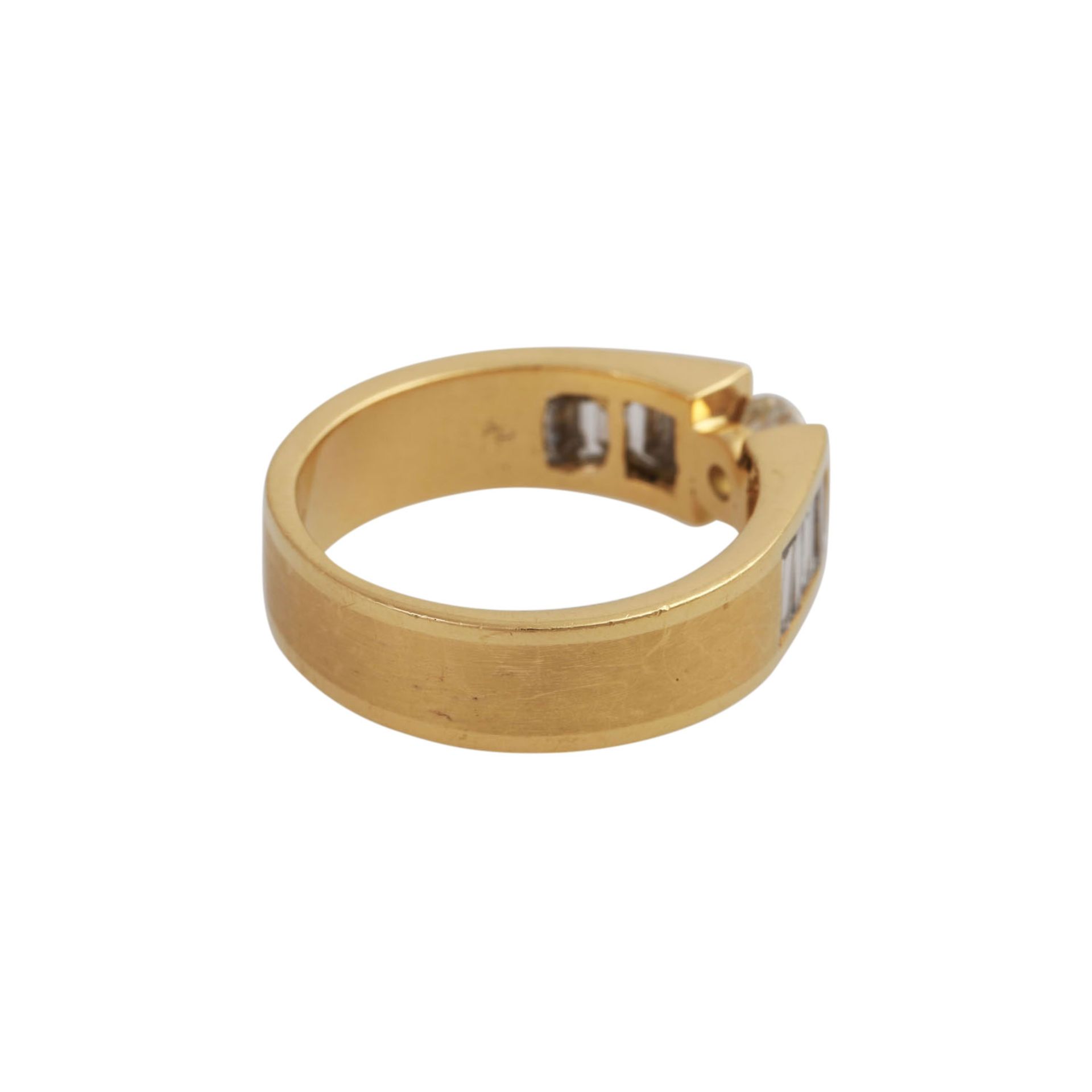Ring mit Brillant, ca. 1 ct, LGW-GW (J-K)/P1flankiert von je 4 Diamanten im Baguetteschliff, zus. - Bild 3 aus 5