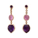 Ohrringe mit je 2 Amethysten und 1 rosa Turmalin,GG 18K, ca. 6x1,9 cm, 21. Jh., guter Erhalt,