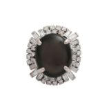 Ring mit schwarzem Sternsaphir ca. 10 ct,umrandet von Diamanten zus. ca. 1 ct von mittlerer Farbe u.