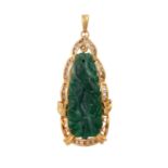 Anhänger mit Jade, umrahmt von Brillanten, zus. ca. 0,3 ct,GET (M)/P2, GG 14K (feinvergoldet), ca.