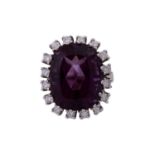 Ring mit Amethyst ca. 16 ct und Brillantenzus. ca. 0,64 ct (punz.), mittlere bis gute Farbe u.