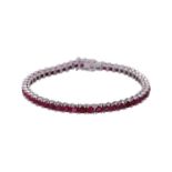 Armband mit 50 Rubinen, zus. ca. 8,5 ct,rund facettiert, WG 18K, L. ca. 18,5 cm, 2. H. 20. Jh.,