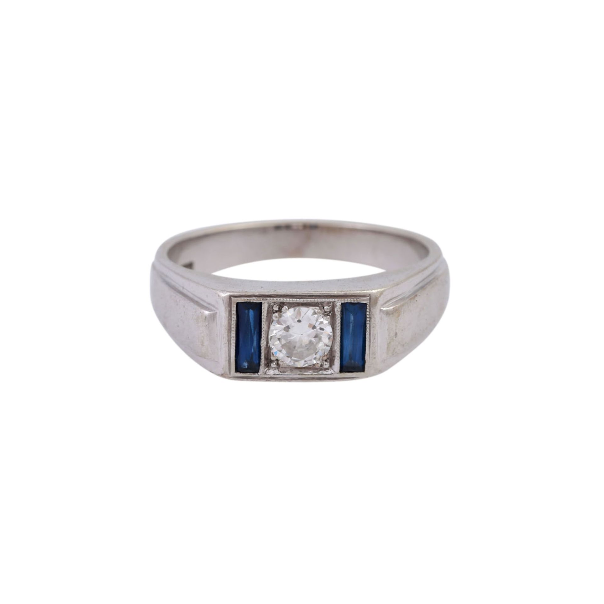 Ring mit Brillant, ca. 0,3 ct,WEISS (H)/VVS, flankiert von 2 synth. Saphirrechtecken, WG 14K, RW 52,