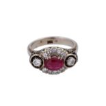 Ring mit ovalem Rubincabochon, ca. 0,5 ctund Altschliffdiamanten, zus. ca. 0,3 ct von niederer