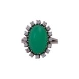 Ring mit Chrysoprascabochonca. 17,3x11,3 mm, Brillanten zus. ca. 0,5 ct, gute Farbe u. Reinheit,