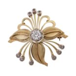 Florale Brosche mit Diamanten,zentral 1 Diamant im Übergangsschliff ca. 1 ct, GW (K)/VS, GG 14K,