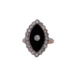 Ring mit Onyxplatte in Navetteform und Diamanten ca. 0,45 ct,Achtkant- und Altschliff, mittlerer -