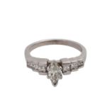 Ring mit zentralem Diamant im Marquiseschliff, ca. 0,4 ct,GET (M)/P2 flankiert von 6 Diamanten im