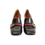 GUCCI Pumps, Gr. 39.NP.: 690,-€. Glattleder in Schwarz, Lasche mit Streifenmuster und GG-