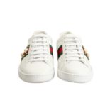 GUCCI Sneakers "ACE", Gr. 37,5.Glattleder in Weiß, typisches Streifenmuster mit Perlen-/ und