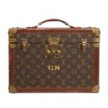 LOUIS VUITTON VINTAGE Kosmetikkoffer "BEAUTY CASE". Akt. NP.: 3.700,-€.Hardcase Kosmetikkoffer mit