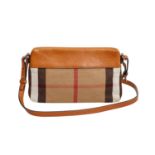 BURBERRY Crossbody Bag.NP. ca.: 600,-€. Nova Check Canvas in rechteckiger Form mit cognacfarbenen