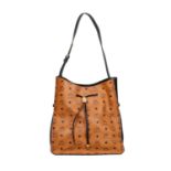 MCM Beuteltasche.NP. ca.: 800,-€. Cognacfarben, Visetos-Design, schwarze Glattlederdetails,