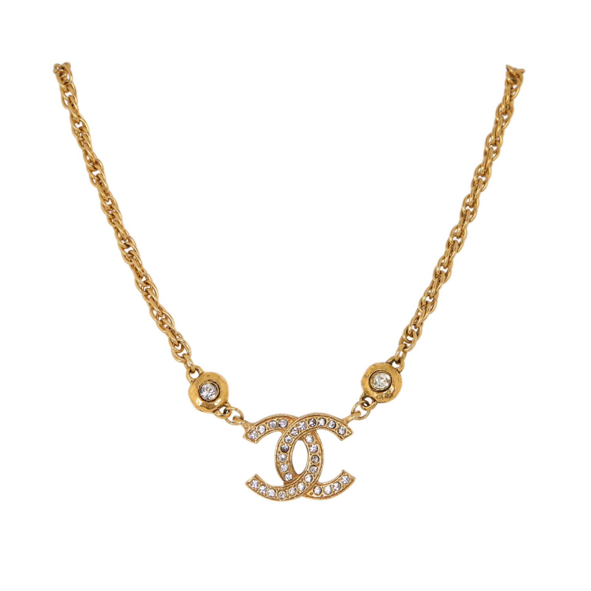 CHANEL VINTAGE Collier, Koll. 1971-1980.Feine goldfarbene Gliederkette, CC-Logo Anhänger mit