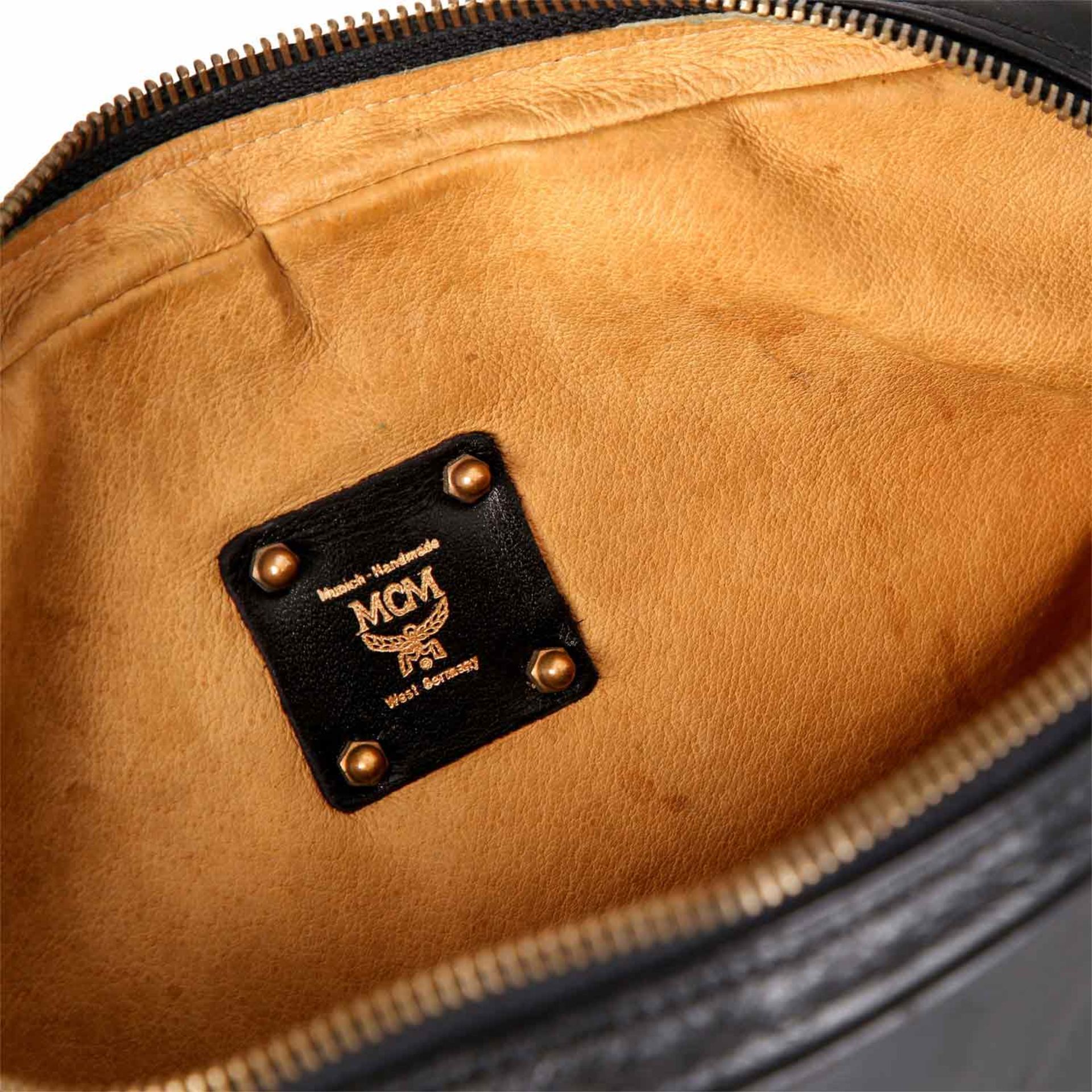 MCM VINTAGE Umhängetasche.Schwarze Visetos Serie mit Leder-Details, Logo-Plakette, goldfarbene - Bild 6 aus 6