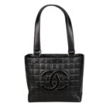 CHANEL Handtasche, Koll. 2003/2004.Feines Leder in Schwarz, quadratische Prägung und Front mit