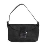 FENDI "BAGUETTE BAG", NP. ca.: 1.400,-€.Zucca Design in Schwarz, dunkel silberfarbene Hardware,