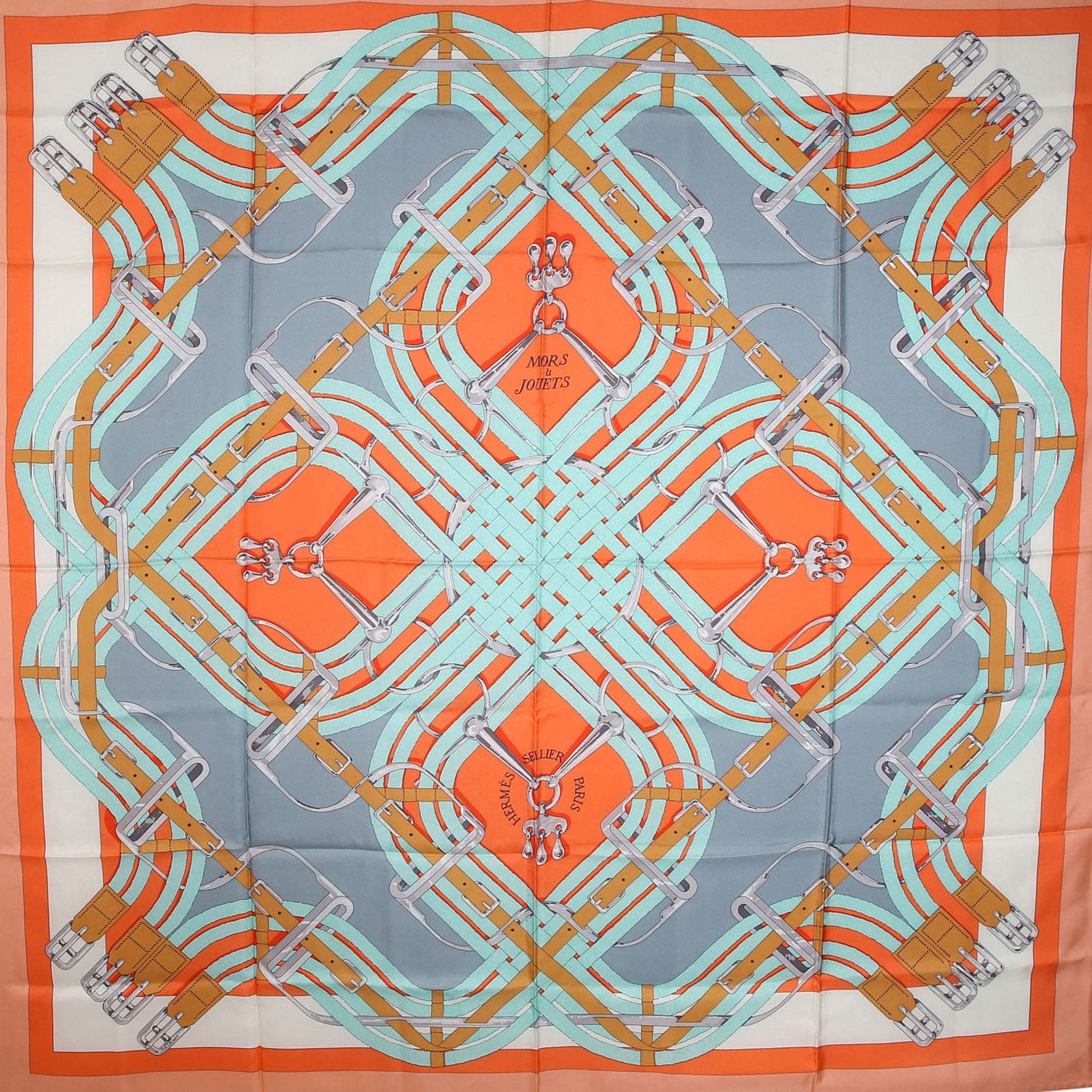 HERMÈS Grandfoulard "MORS ET JOUETS"by Henri d'Origny. 100% Seide. Akt. NP.:725,-€. Silberfarbene