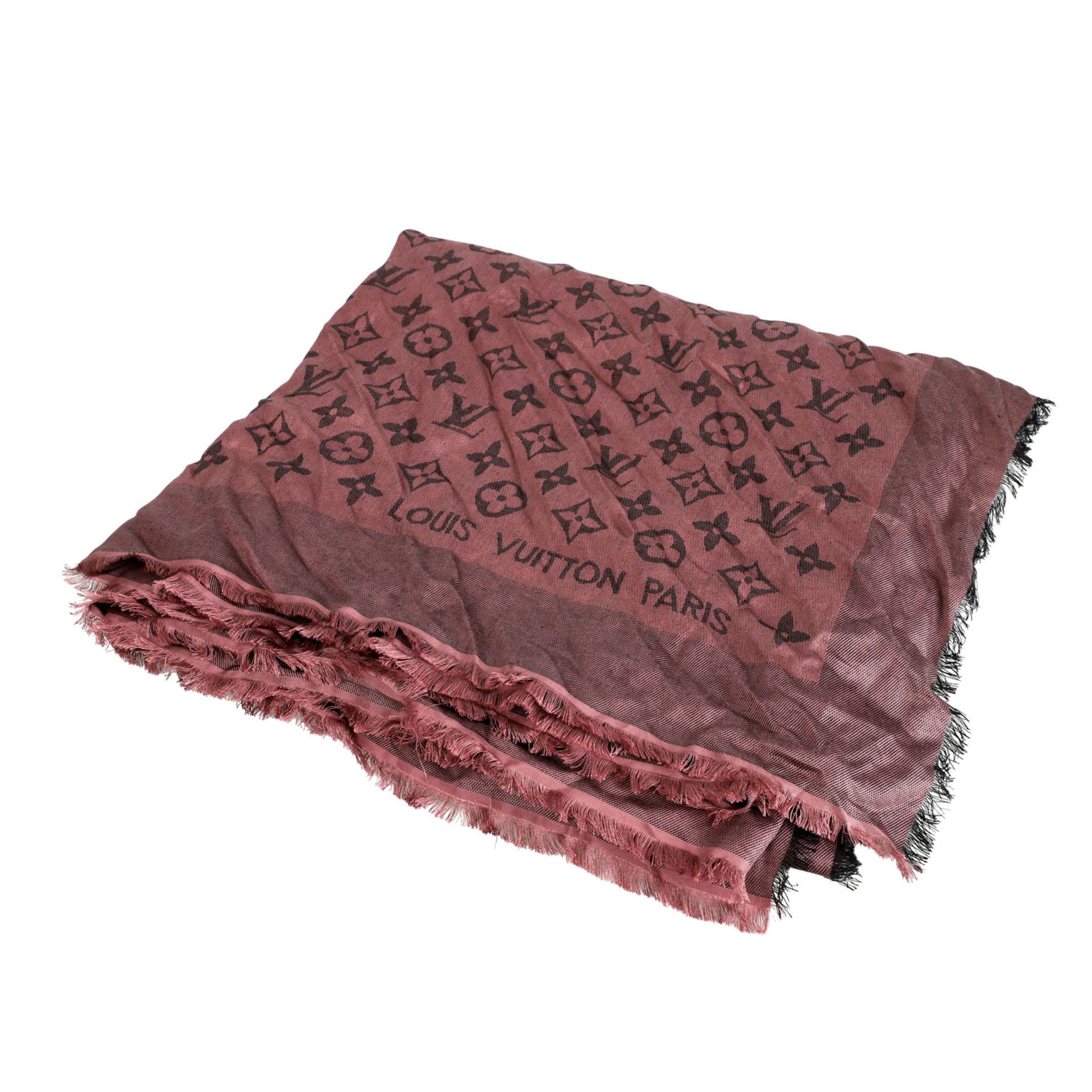 LOUIS VUITTON Foulard "SHINE".Akt.NP.: 460,-€. Seiden-/Wollgemisch. Monogram in Beerenfarben, - Bild 2 aus 3