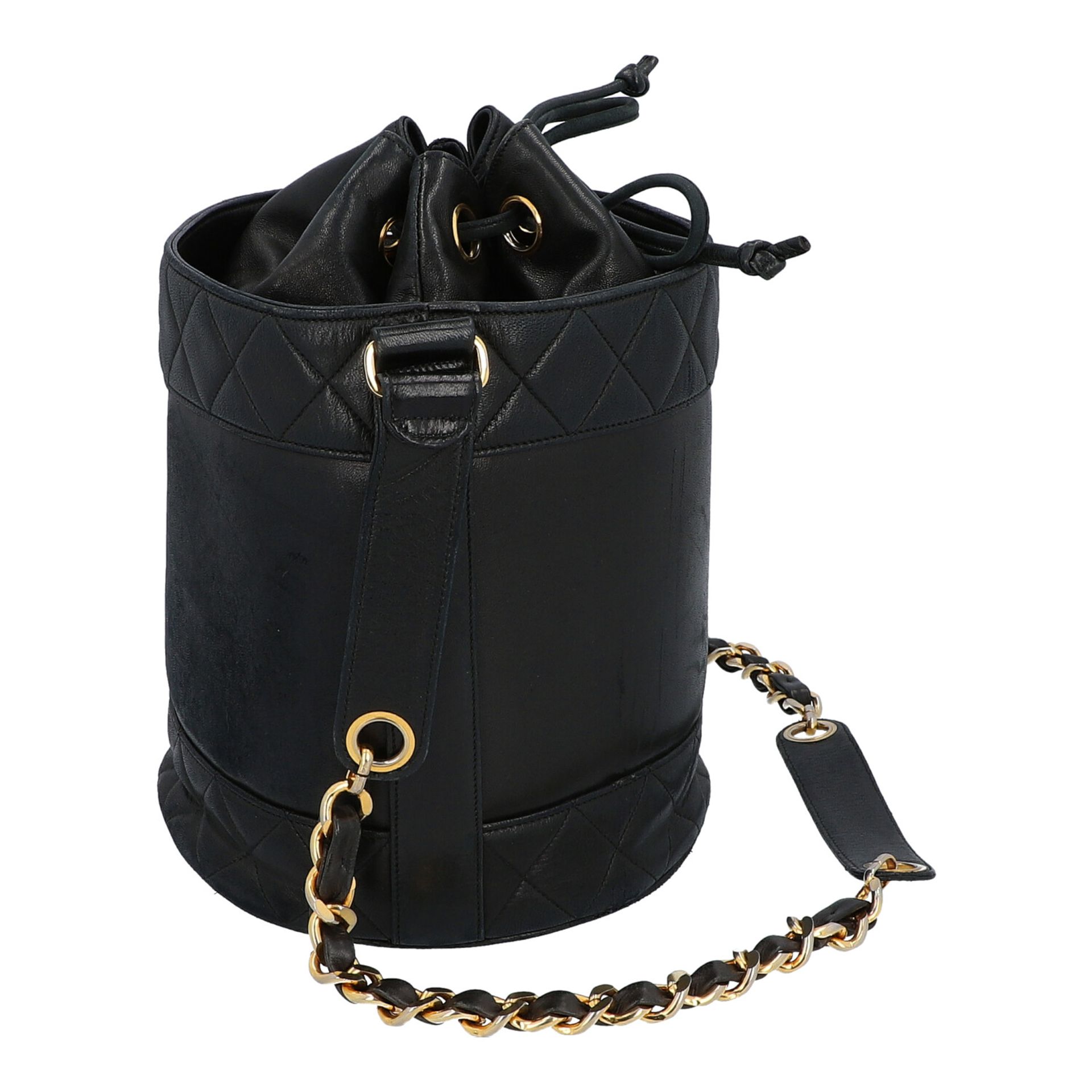 CHANEL Bucketbag, Koll.: 1989 - 1991.Schwarzes Lammleder Modell mit in Rauten gesteppten Belgen, mit - Bild 3 aus 6