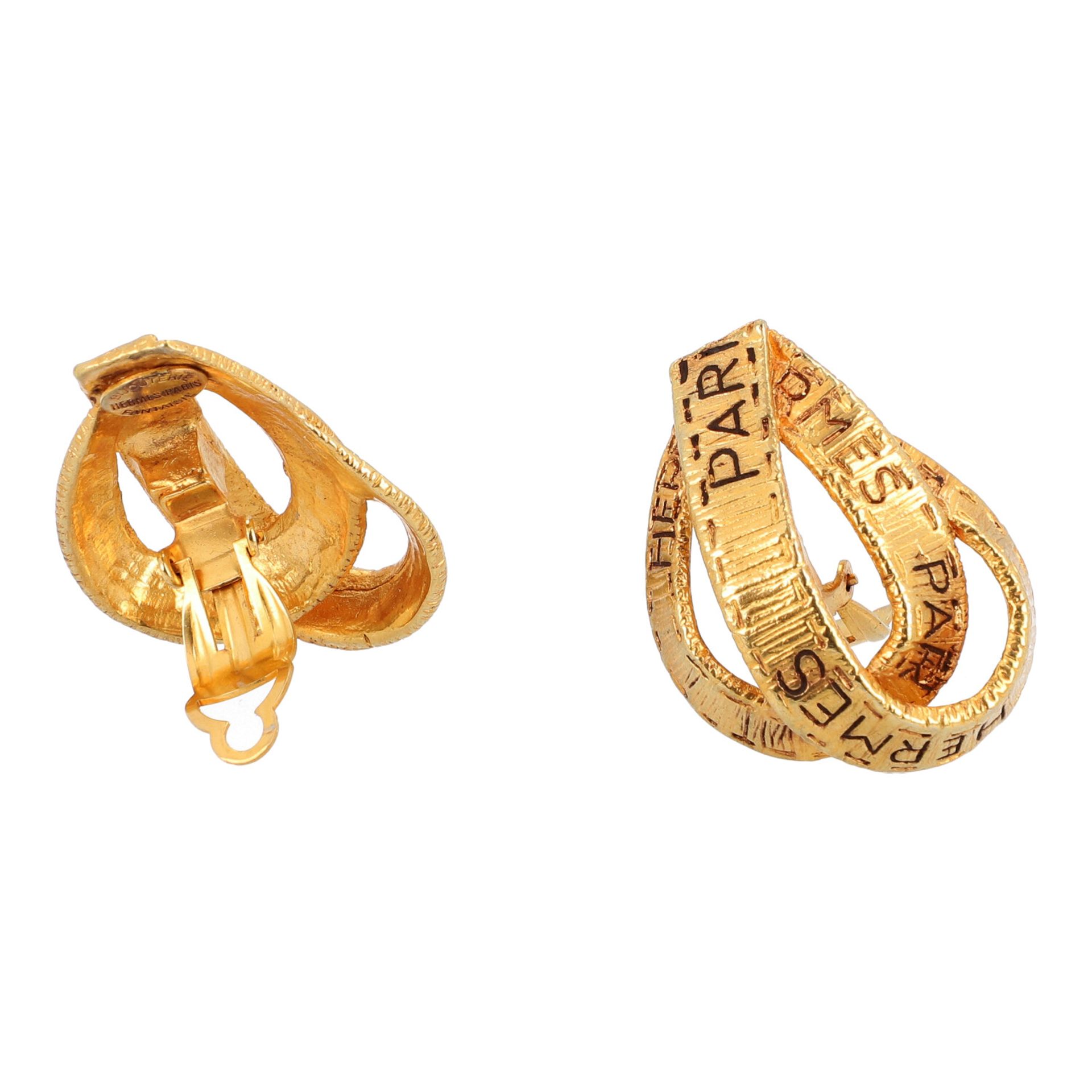 HERMÈS VINTAGE Ohrclips.Bandmotiv in Goldfarben mit Logoschriftzug, Plakette mit "BIJOUTERIE - Bild 3 aus 4