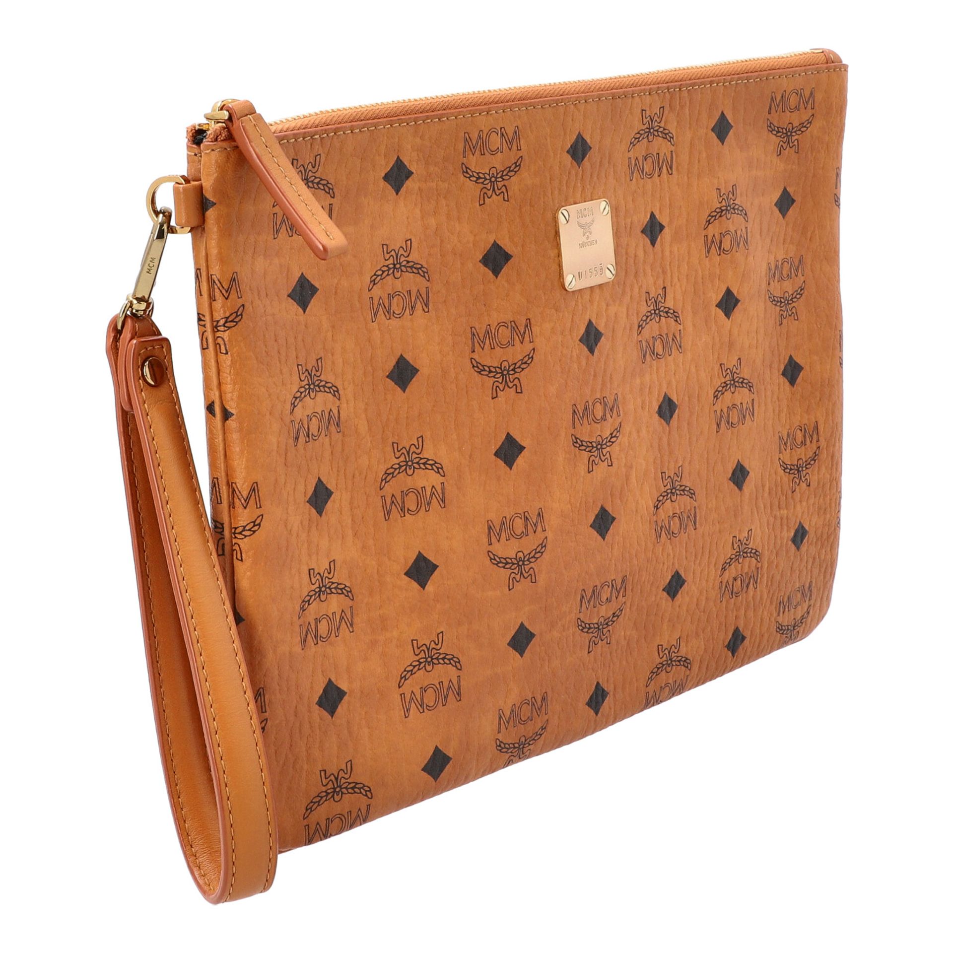 MCM Clutch, Akt. NP.: 375,-€.Reißverschluss Tasche mit Handgelenksband aus beschichtetem Canvas - Bild 2 aus 6