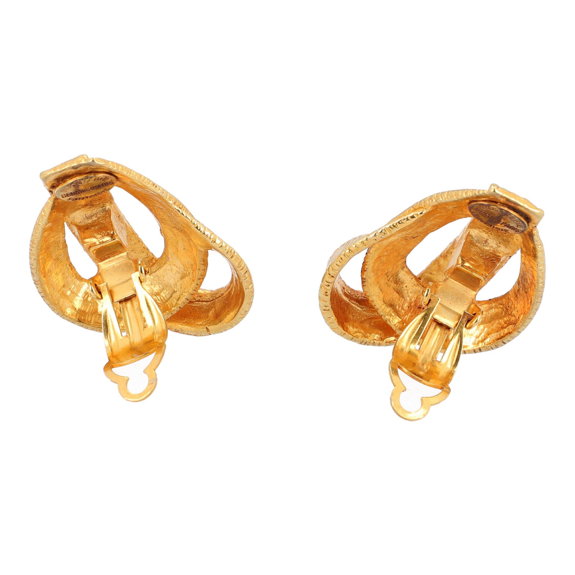 HERMÈS VINTAGE Ohrclips.Bandmotiv in Goldfarben mit Logoschriftzug, Plakette mit "BIJOUTERIE - Bild 4 aus 4