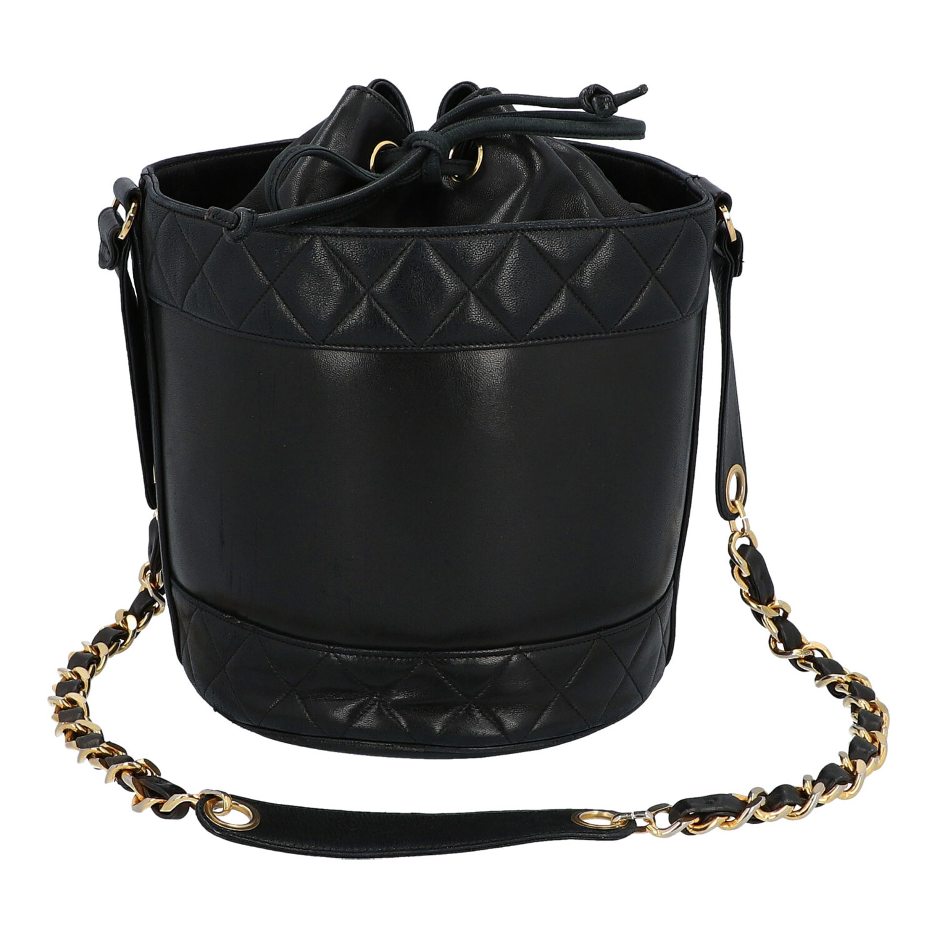 CHANEL Bucketbag, Koll.: 1989 - 1991.Schwarzes Lammleder Modell mit in Rauten gesteppten Belgen, mit