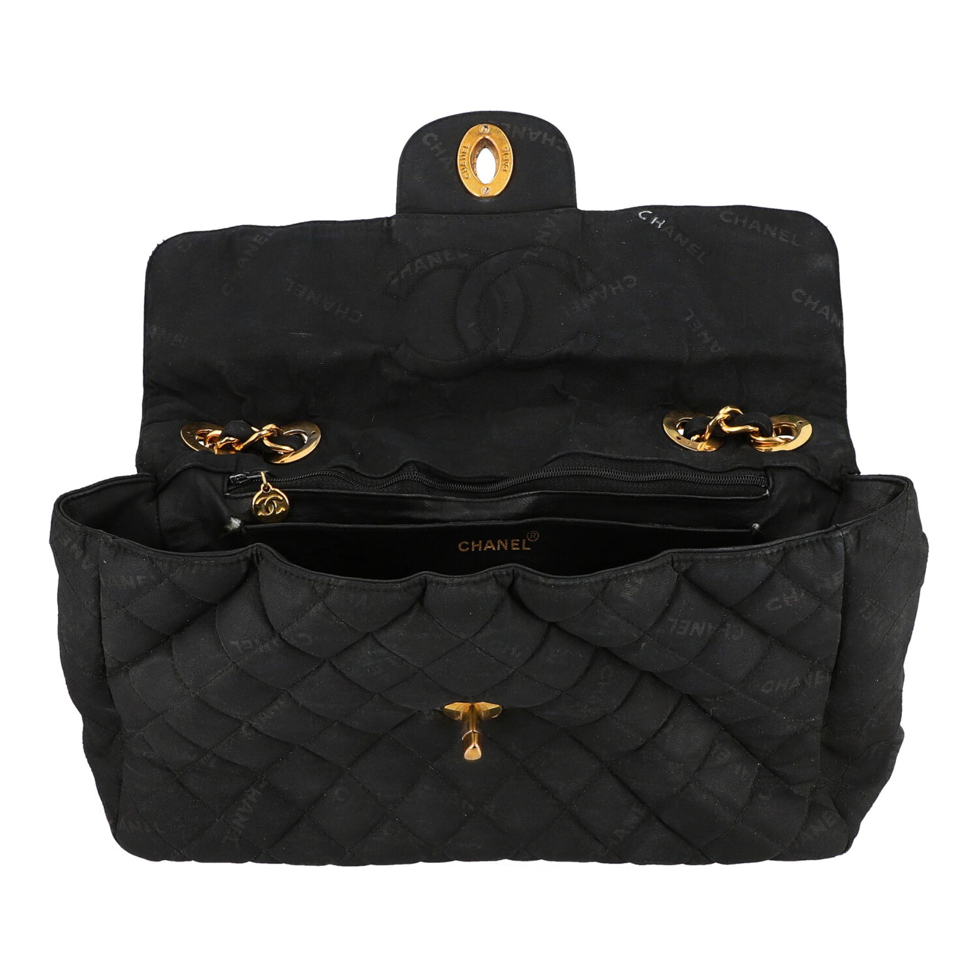 CHANEL VINTAGE FlapBag.NP.ca.: 3.800,-€. Schwarzes Textil mit Logo-Schriftzugsdruck, Rautensteppung, - Bild 6 aus 6