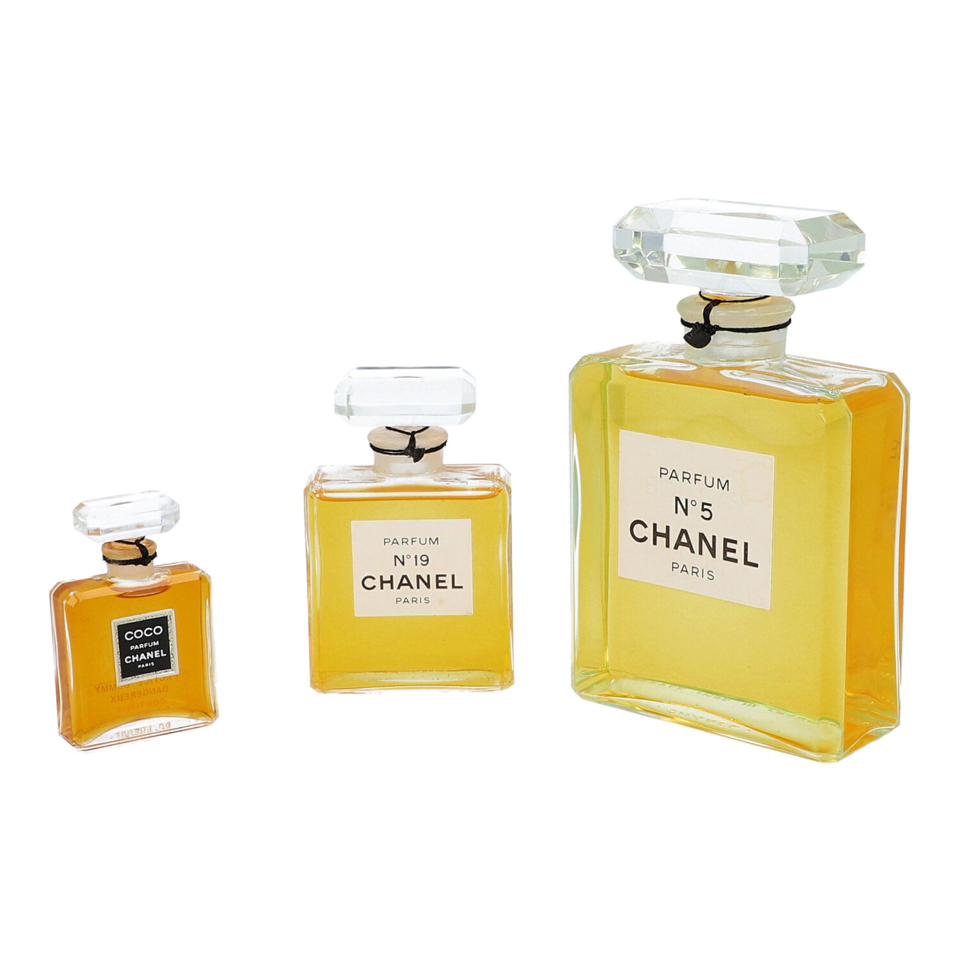 CHANEL VINTAGE Flacon-Konvolut.Chanel No. 5 (15cm), Chanel No. 19 (10cm) und Chanel Coco Flacon ( - Bild 2 aus 4