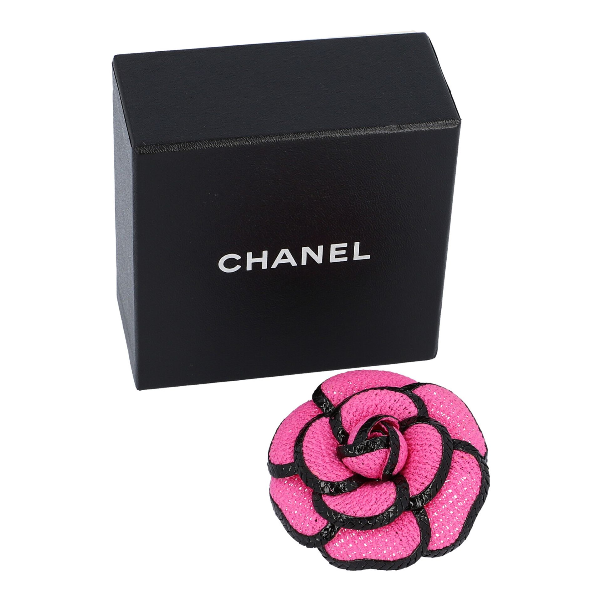 CHANEL Camelienblütenbrosche, Koll.: 1984 - 1992.NP.ca.: 490,-€. Pinkes, verstärktes Gewebe mit - Bild 4 aus 4