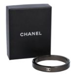 CHANEL Armreif, Koll.: 2010.NP.ca.: 400,-€. Graues transparentes Acetat, silberfarbene Hardware,