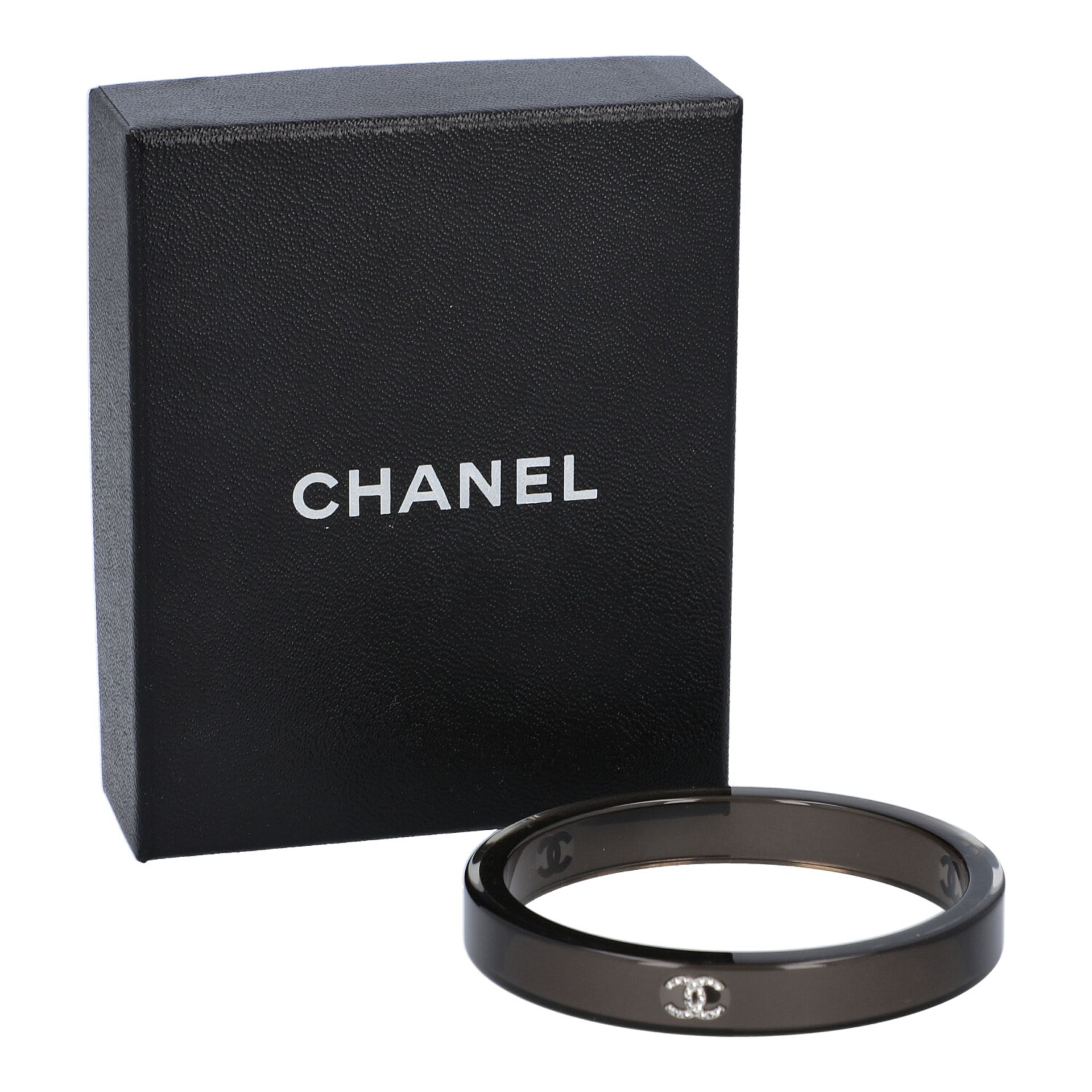 CHANEL Armreif, Koll.: 2010.NP.ca.: 400,-€. Graues transparentes Acetat, silberfarbene Hardware,