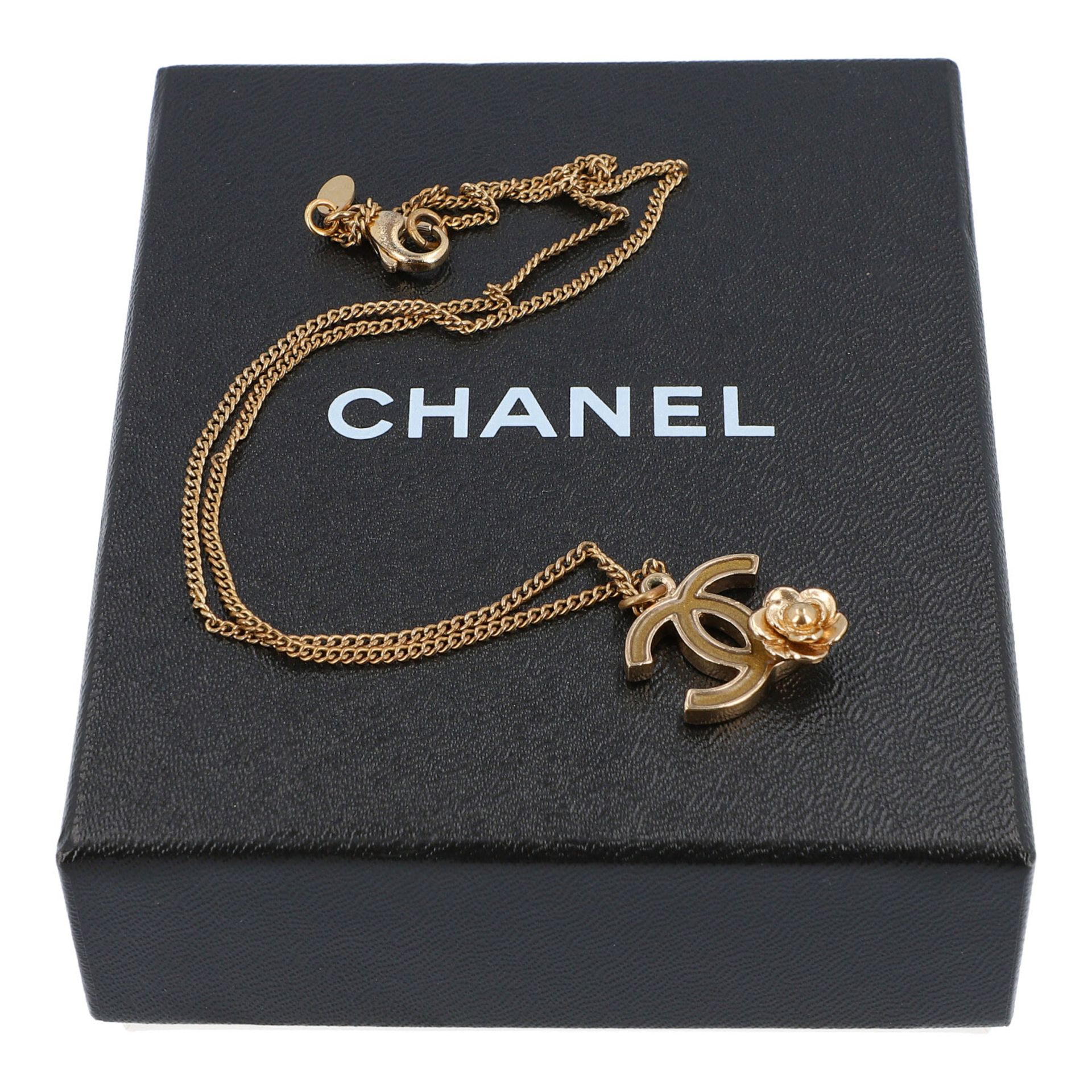 CHANEL Modeschmuck-Kette, Koll. 2007.Länge: 42cm. Feine goldfarbene Gliederkette mit CC-Anhänger und - Bild 3 aus 3