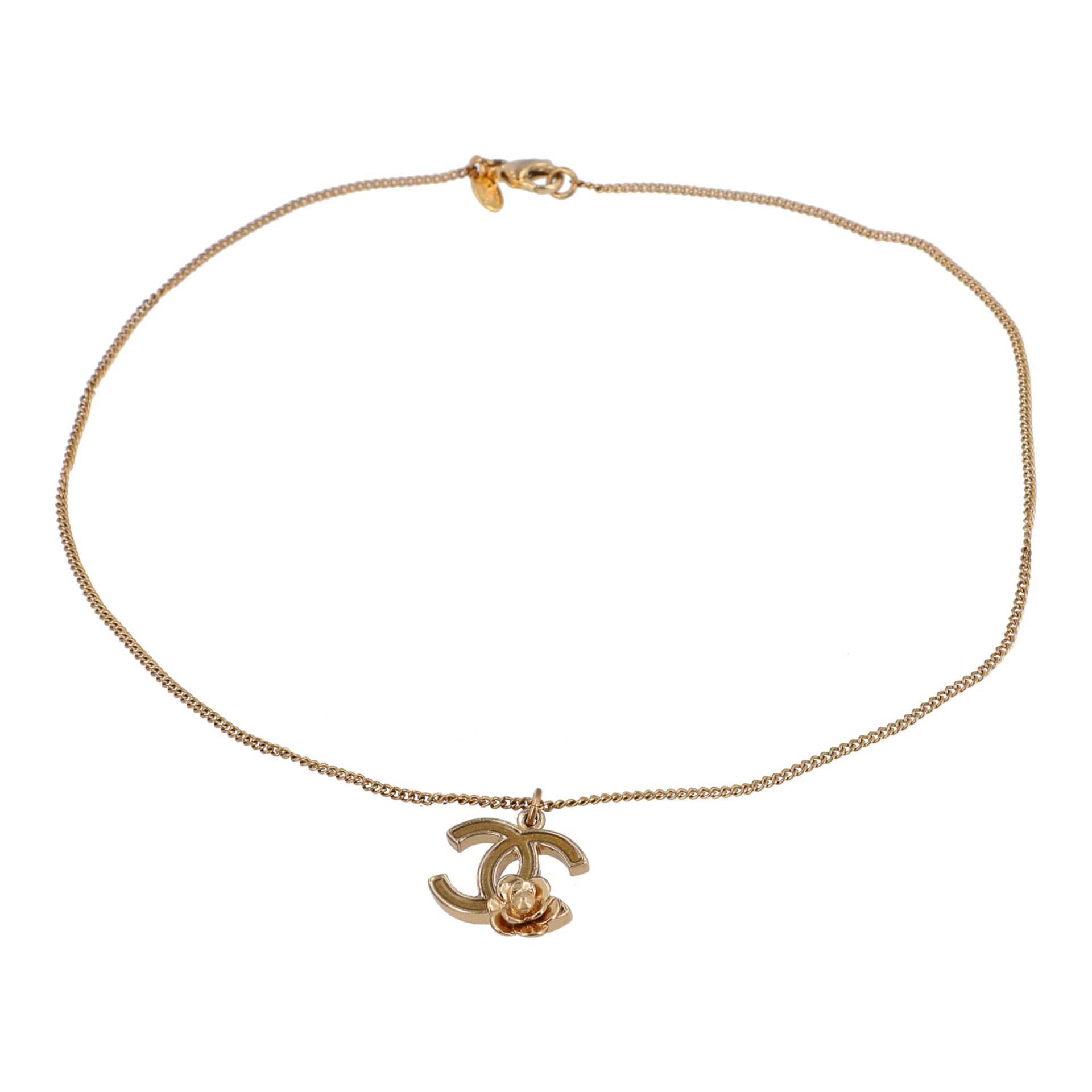 CHANEL Modeschmuck-Kette, Koll. 2007.Länge: 42cm. Feine goldfarbene Gliederkette mit CC-Anhänger und