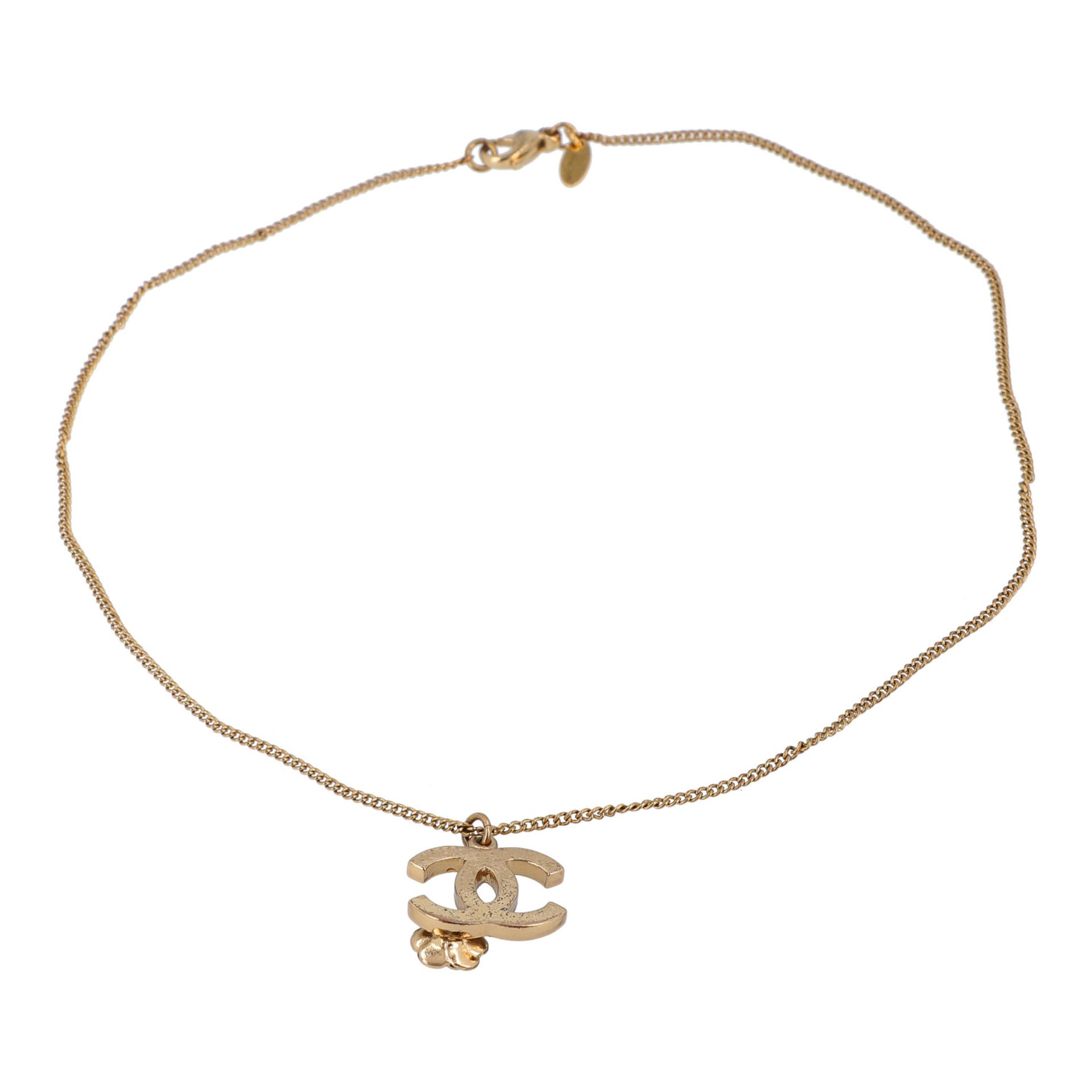 CHANEL Modeschmuck-Kette, Koll. 2007.Länge: 42cm. Feine goldfarbene Gliederkette mit CC-Anhänger und - Bild 2 aus 3